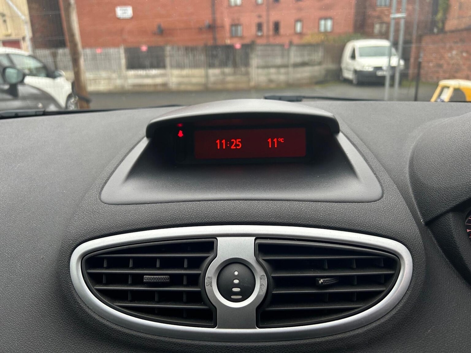 Used Renault Clio 2012 for sale - 76963273: Photo 46