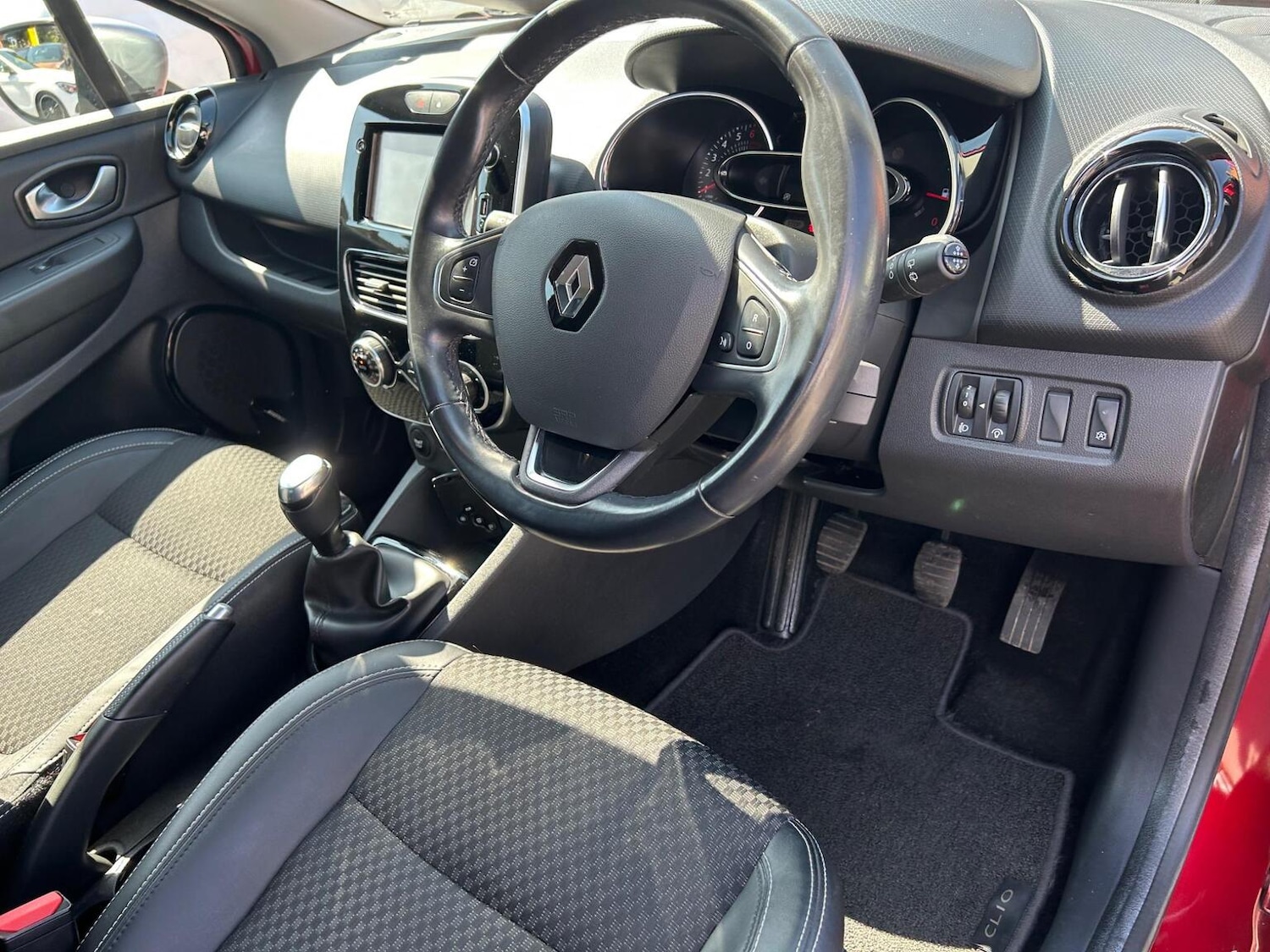 Used Renault Clio 2018 for sale - 76963421: Photo 49