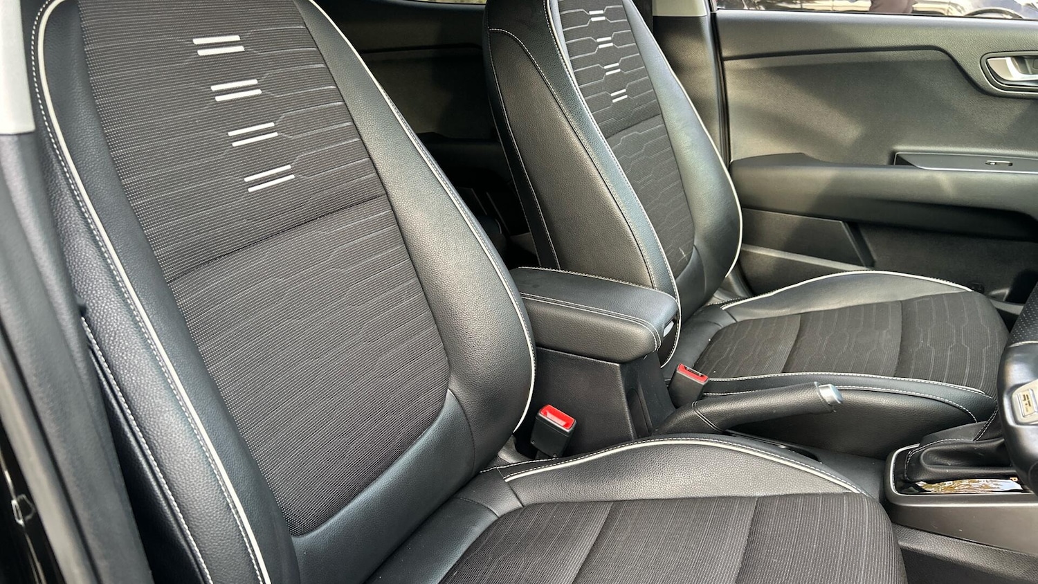 Used Kia Stonic 2023 for sale - 76336232: Photo 29