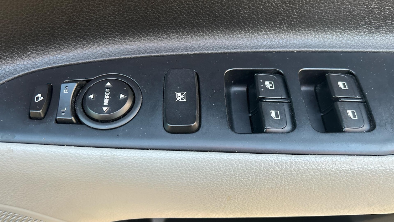 Used Kia Stonic 2018 for sale - 76380518: Photo 30