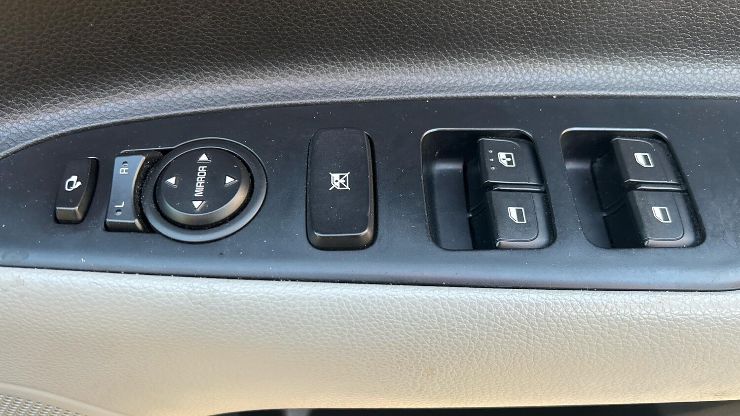 Used Kia Stonic 2018 for sale - 76585431: Photo 28