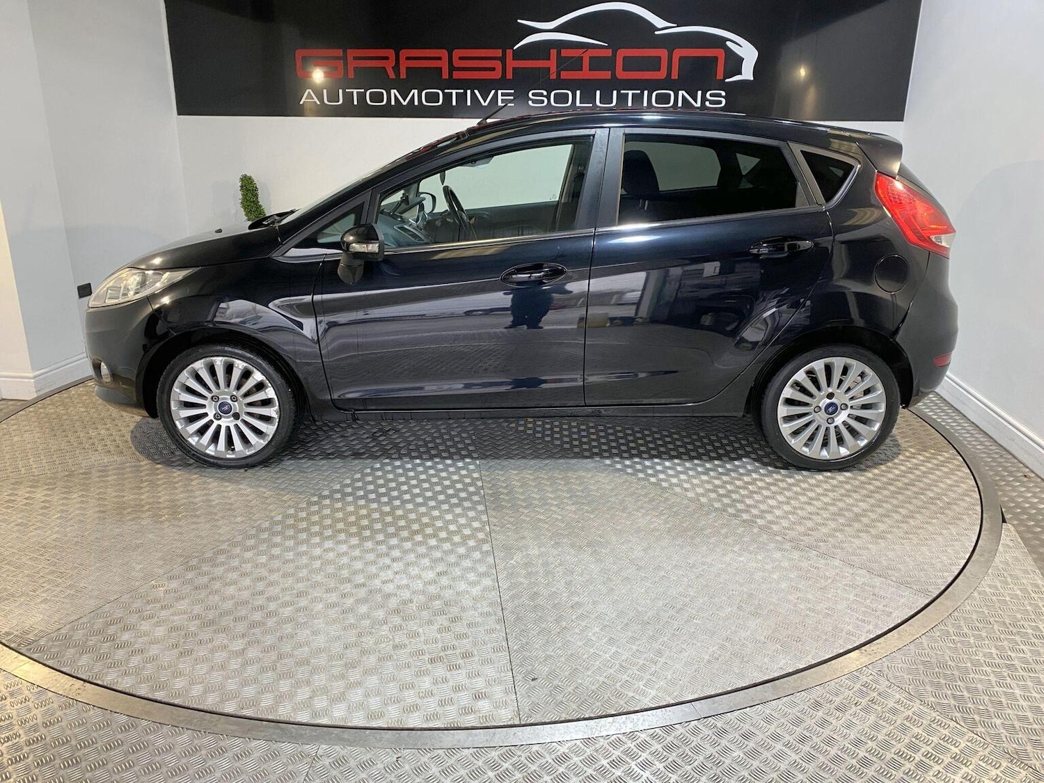 Used Ford Fiesta 2010 for sale - 77445543: Photo 2