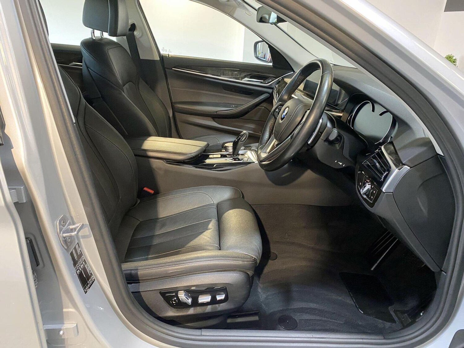 Used BMW 5 Series 2017 for sale - 77445553: Photo 76