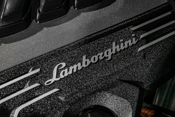 Used Lamborghini Urus 2023 for sale - 75376658: Photo 2