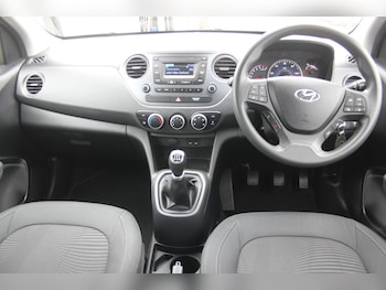 Used Hyundai i10 2017 for sale - 76076592: Photo 2