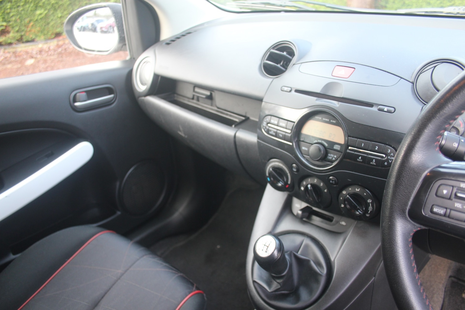 Used Mazda Mazda2 2015 for sale - 77460364: Photo 4