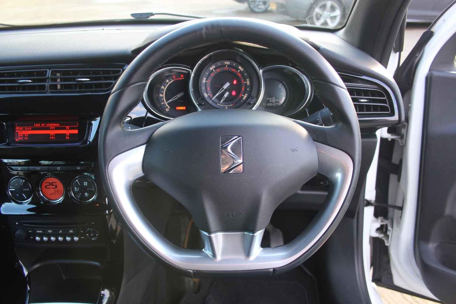 Used Citroen DS3 2014 for sale - 76682101: Photo 3