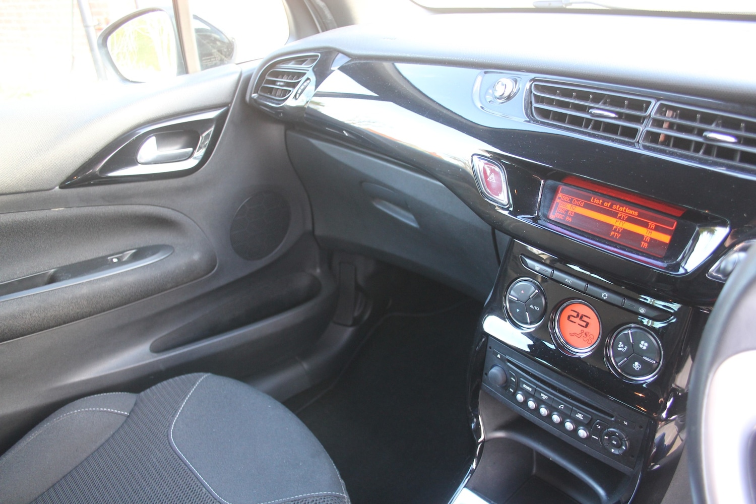 Used Citroen DS3 2014 for sale - 76682101: Photo 4