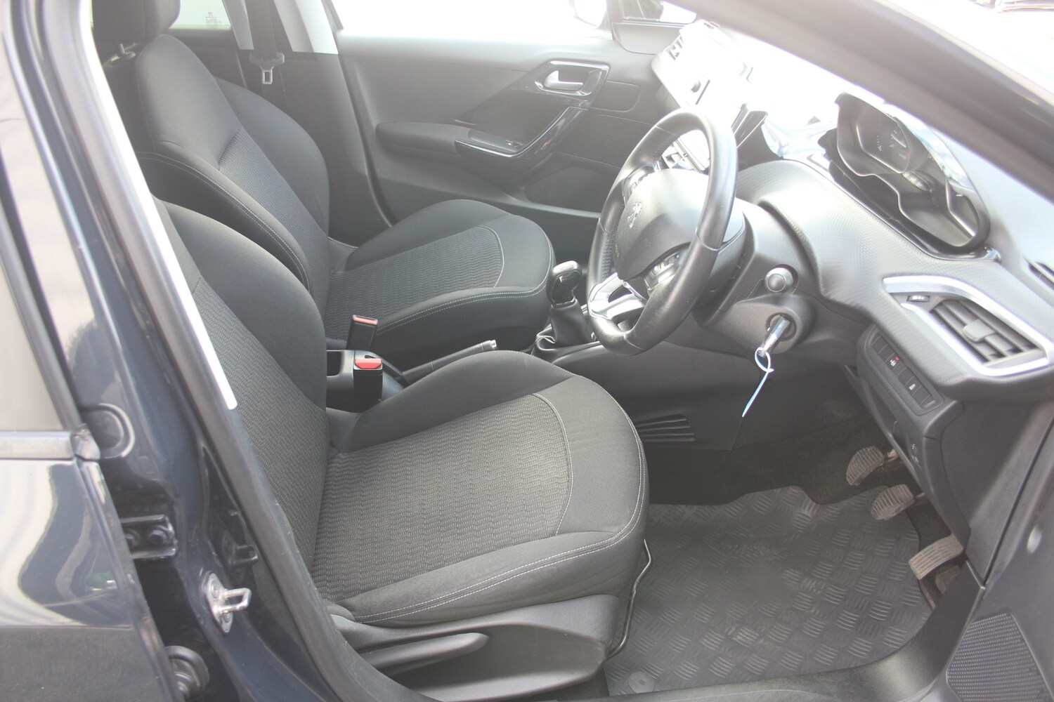 Used Peugeot 208 2017 for sale - 77918220: Photo 7