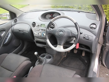 Used Toyota Yaris 2002 for sale - 77801921: Photo