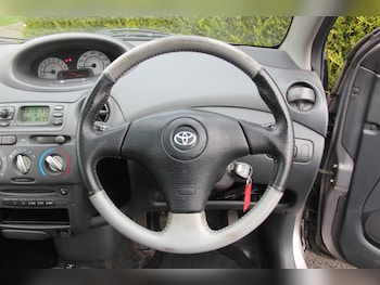Used Toyota Yaris 2002 for sale - 77801921: Photo