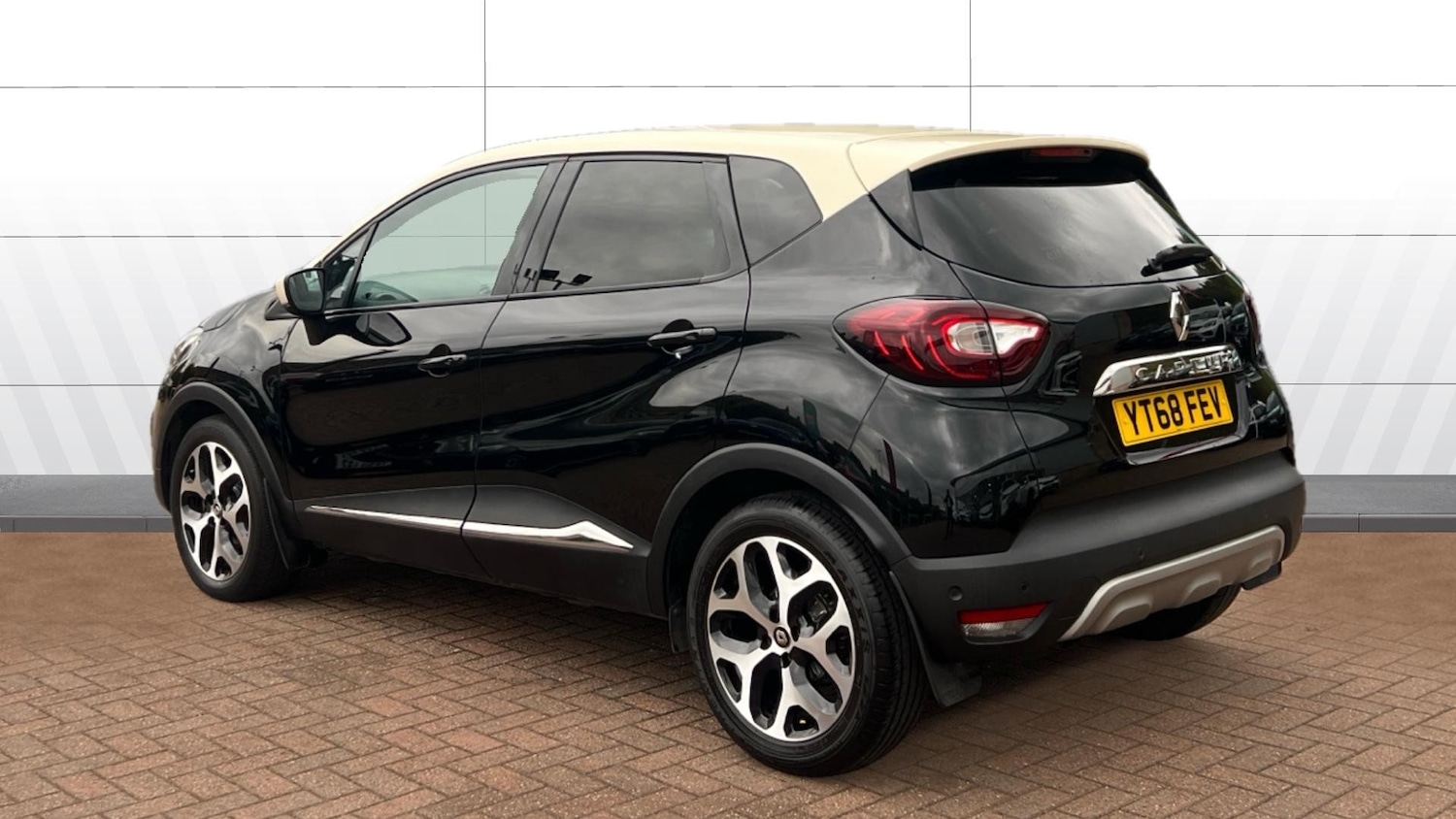 Used Renault Captur 2018 for sale - 76363219: Photo 2
