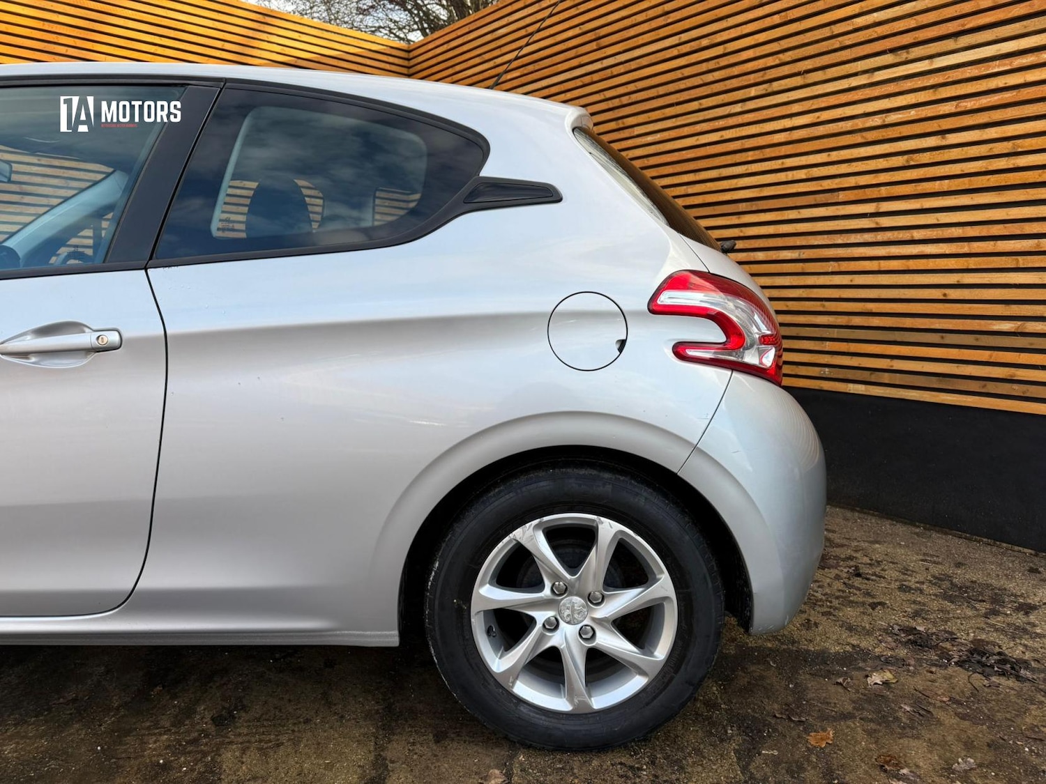 Used Peugeot 208 2014 for sale - 77453757: Photo 10