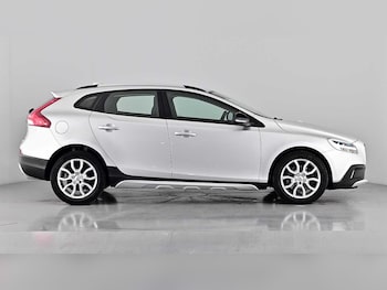 Used Volvo V40 2019 for sale - 76172297: Photo
