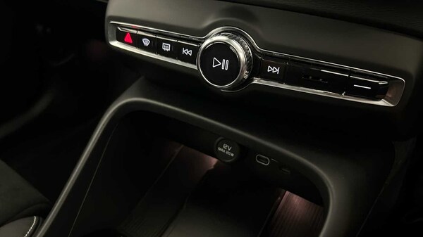 Used Volvo XC40 2023 for sale - 75652764: Photo 46
