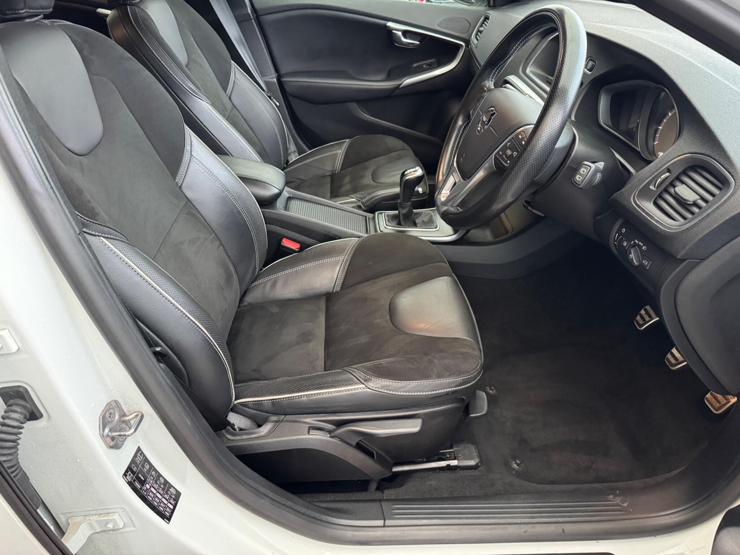 Used Volvo V40 2018 for sale - 76399349: Photo 2