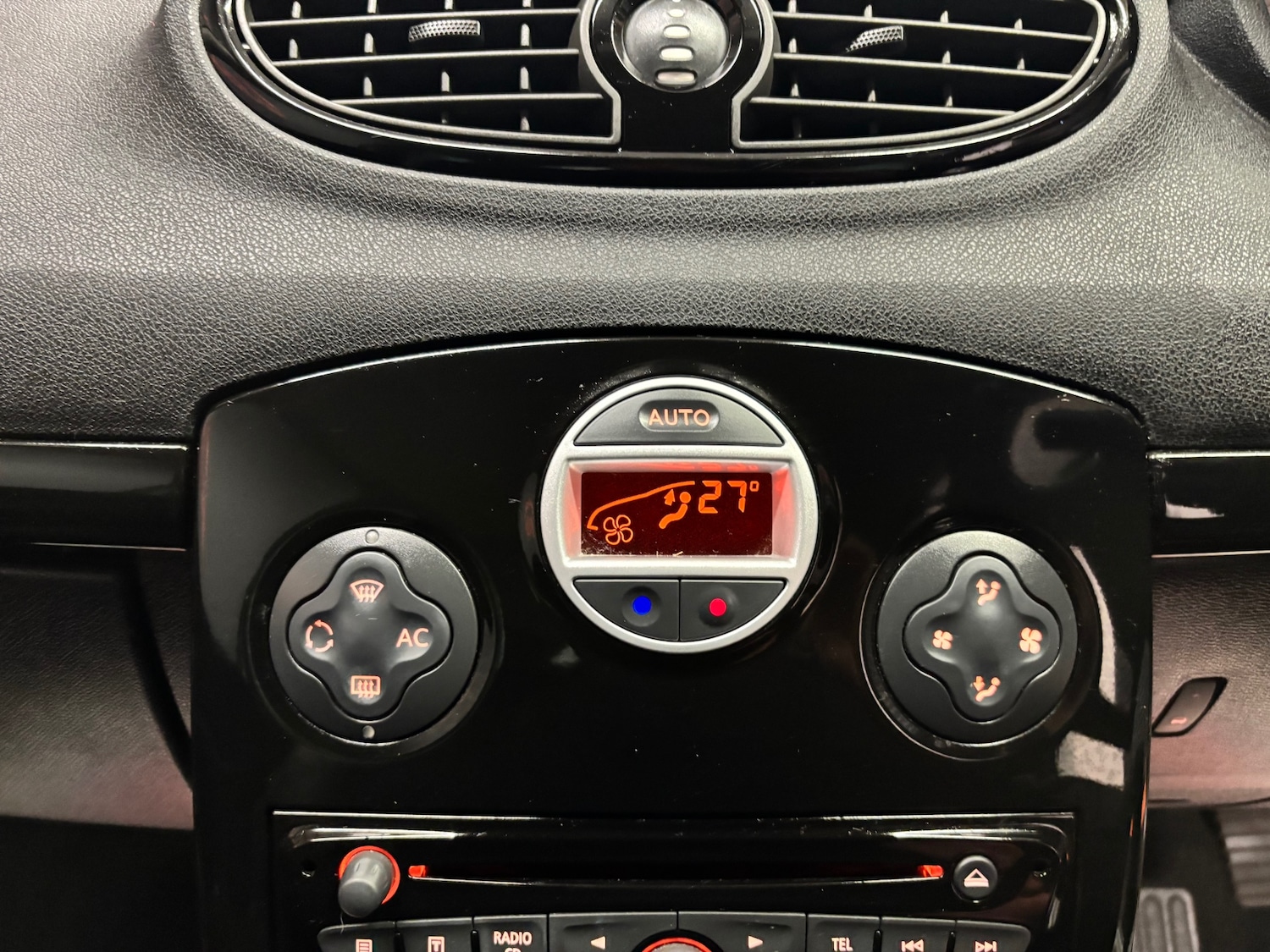 Used Renault Clio 2011 for sale - 76763341: Photo 37