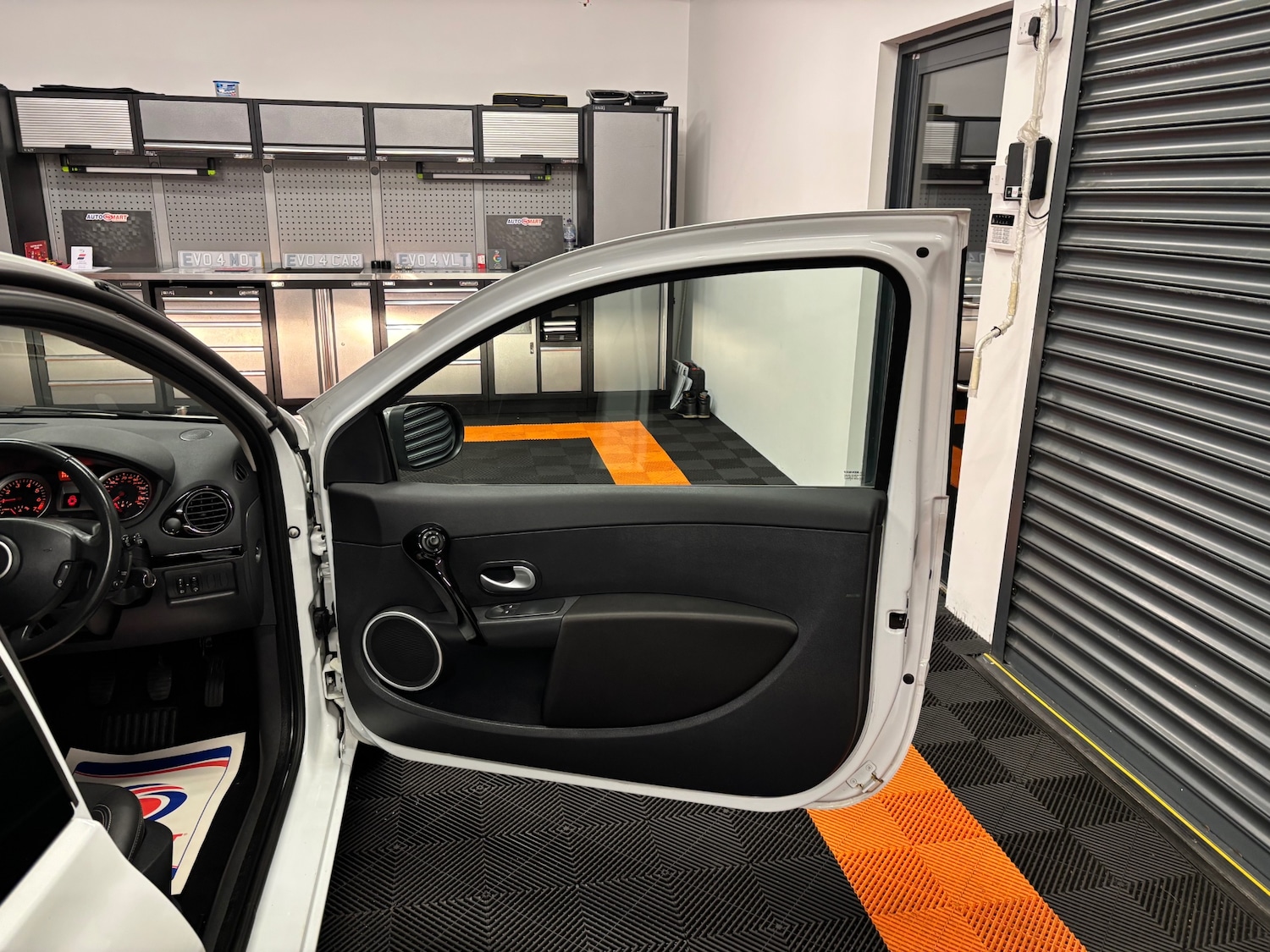 Used Renault Clio 2011 for sale - 76763341: Photo 40