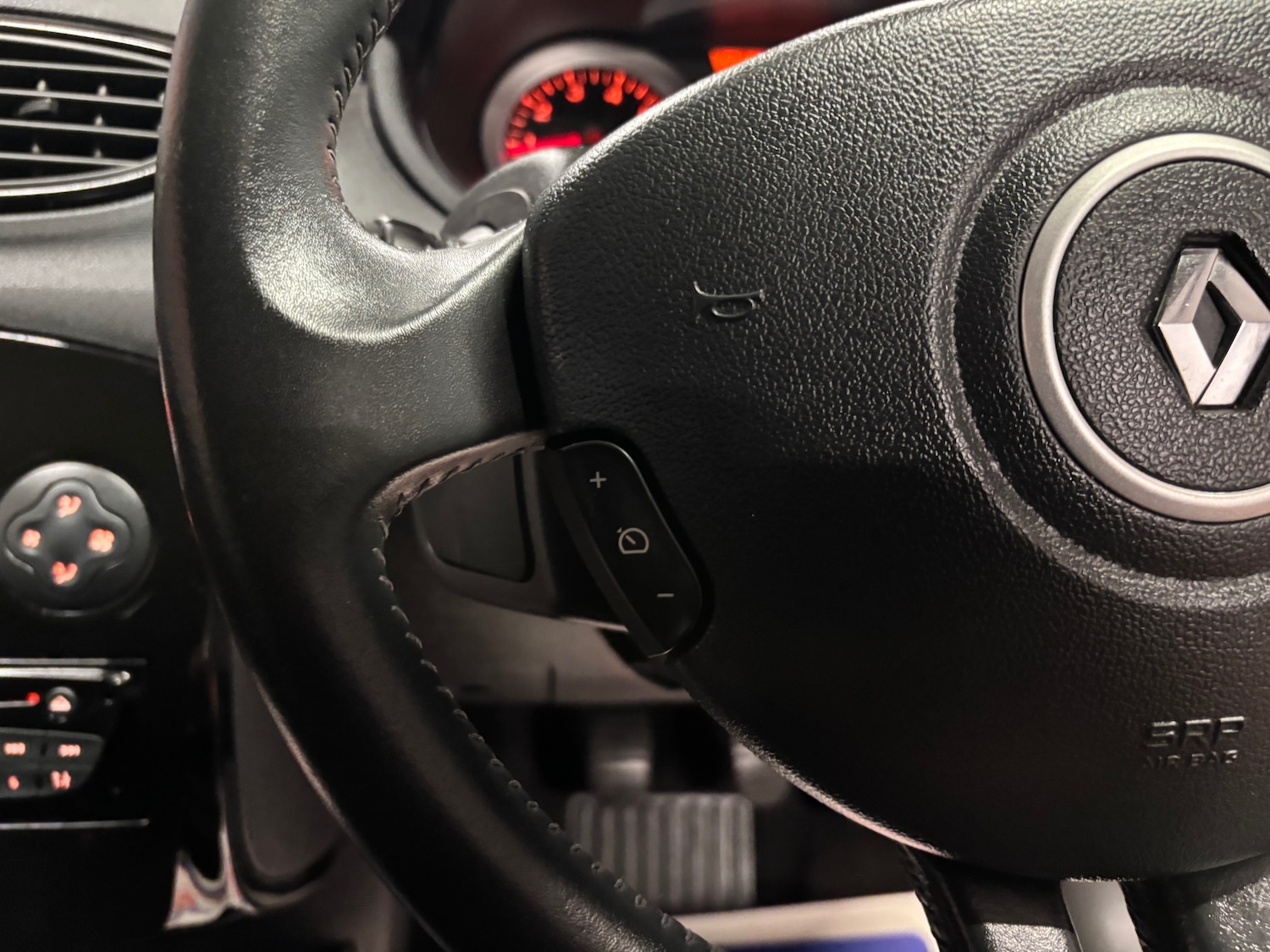 Used Renault Clio 2011 for sale - 76763341: Photo 44