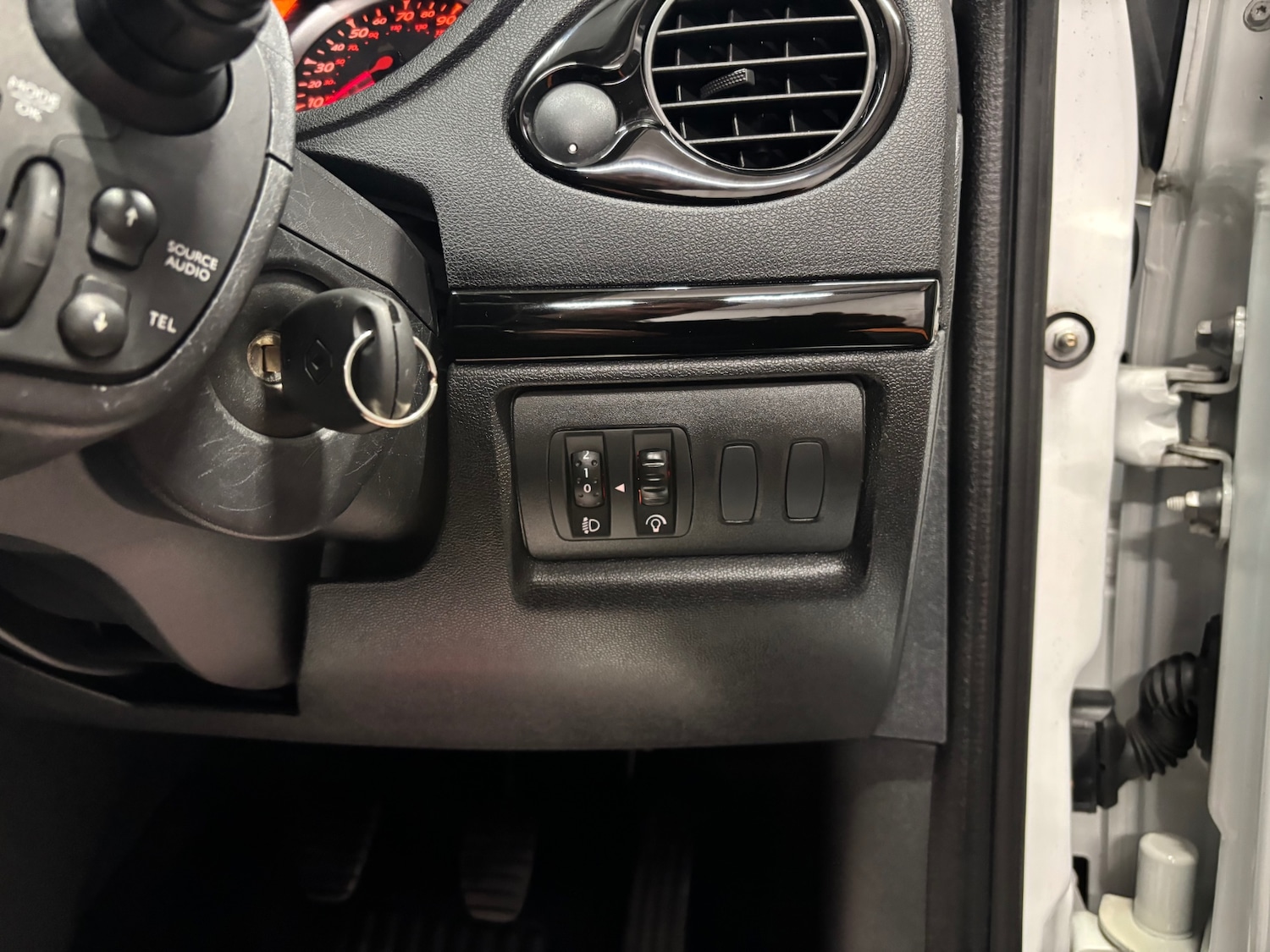 Used Renault Clio 2011 for sale - 76763341: Photo 47