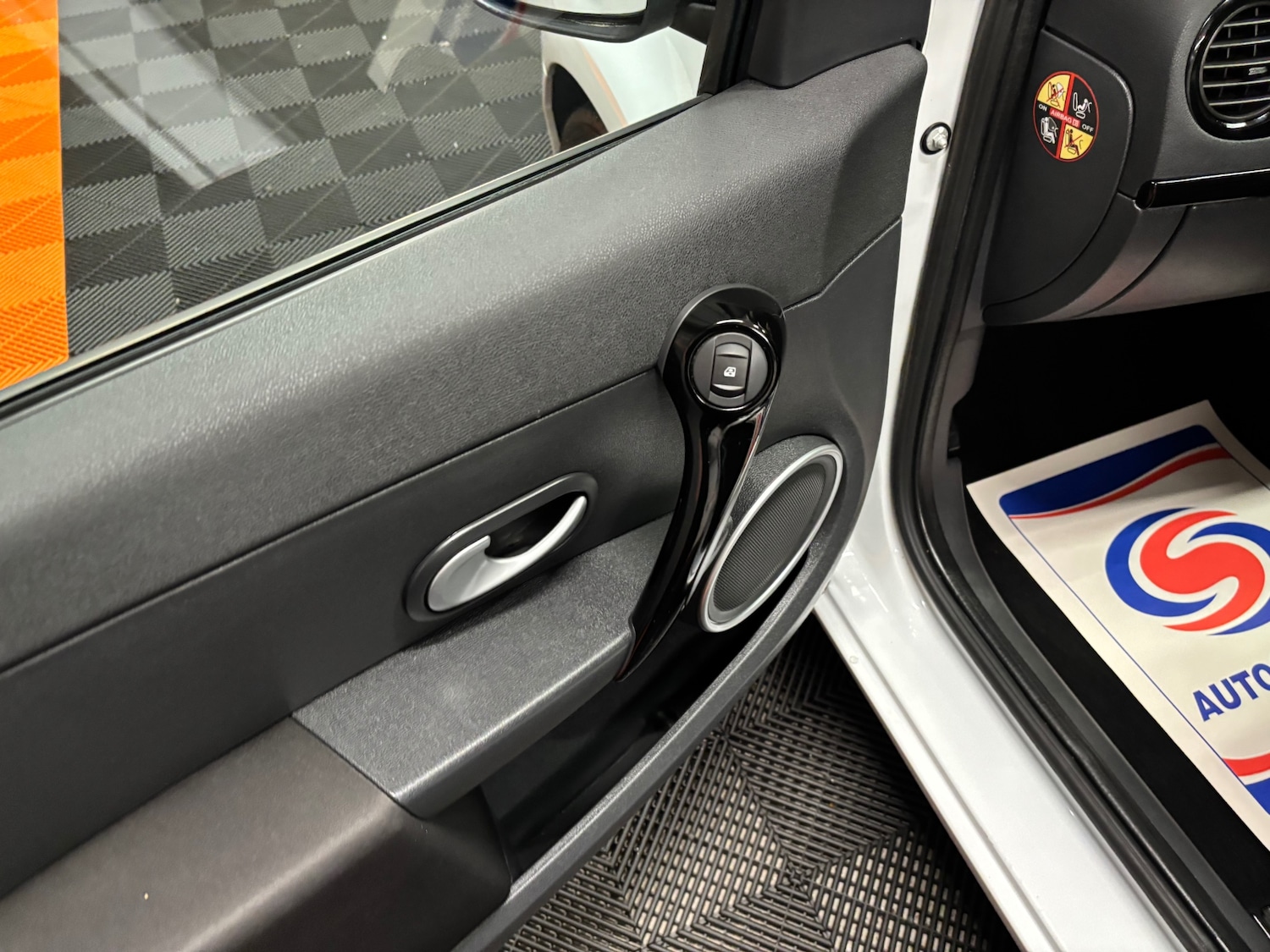 Used Renault Clio 2011 for sale - 76763341: Photo 60