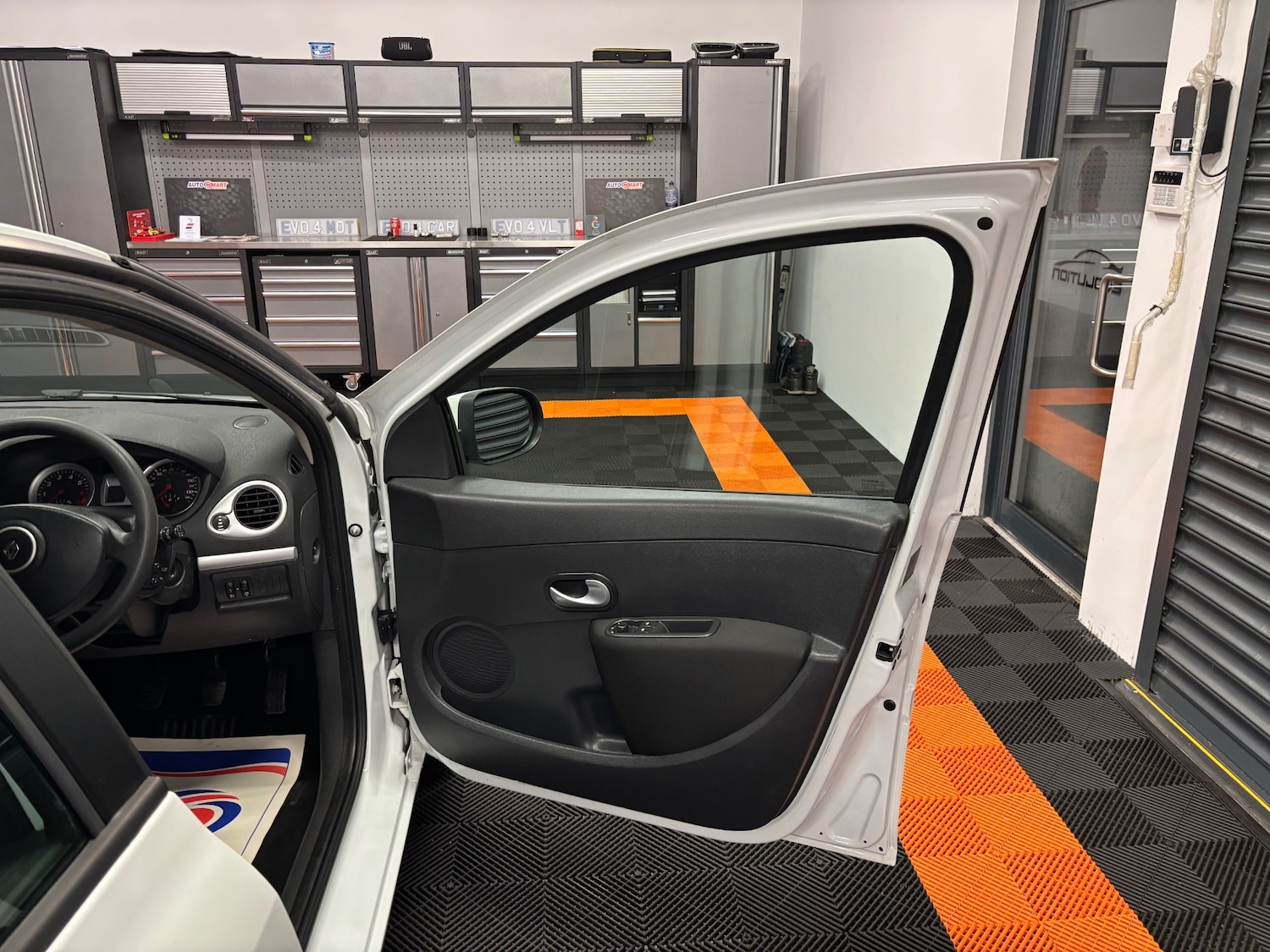 Used Renault Clio 2012 for sale - 76866597: Photo 35