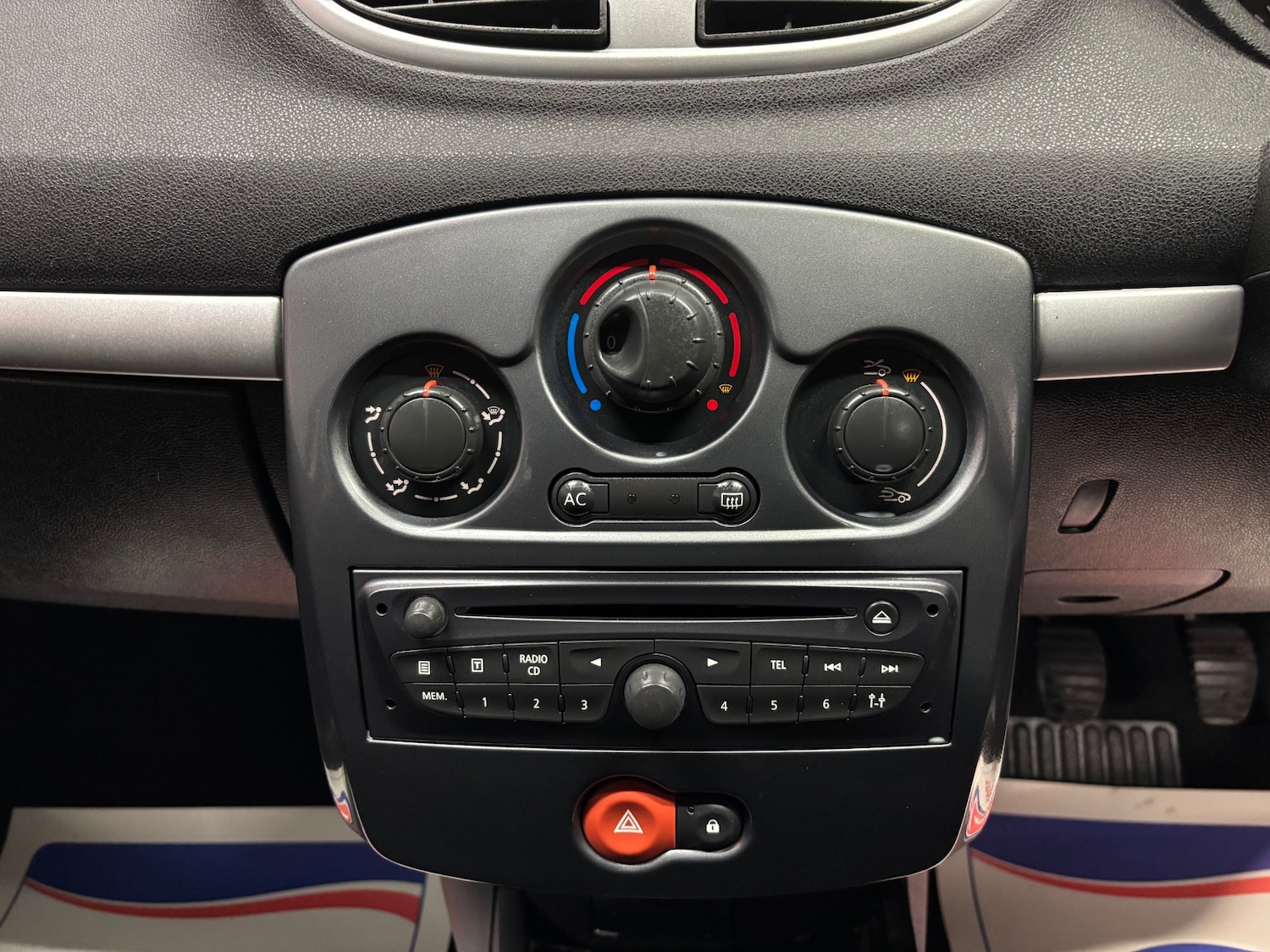 Used Renault Clio 2012 for sale - 76866597: Photo 43