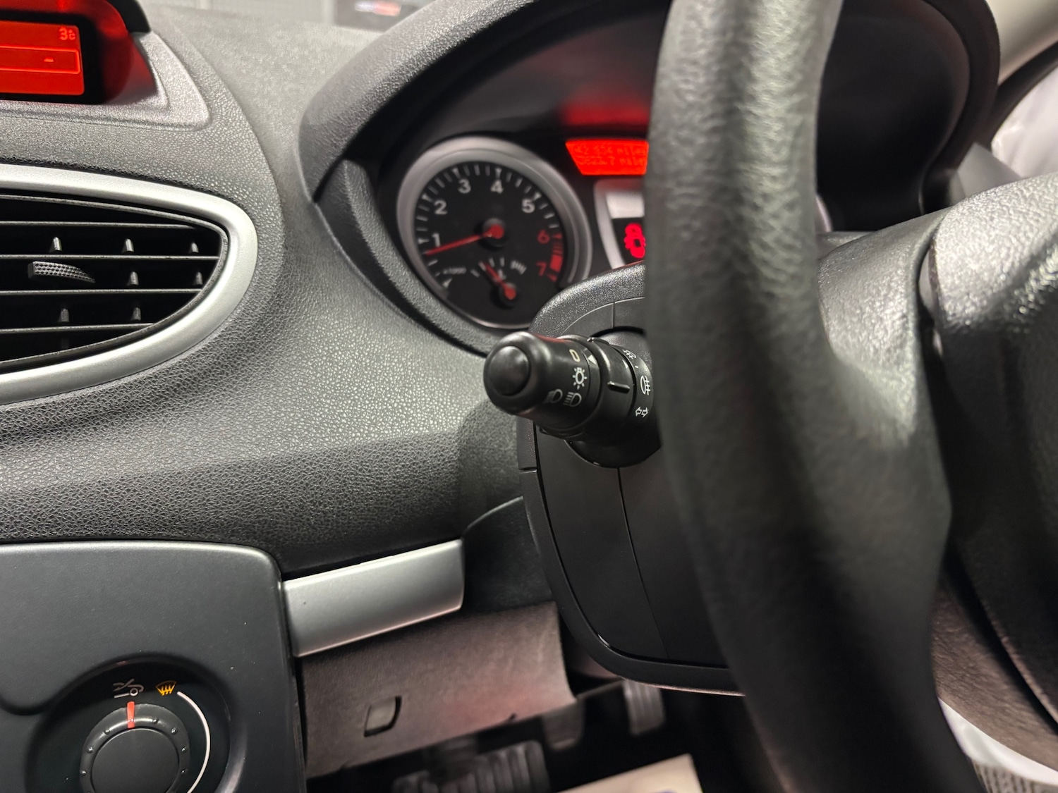 Used Renault Clio 2012 for sale - 76866597: Photo 47