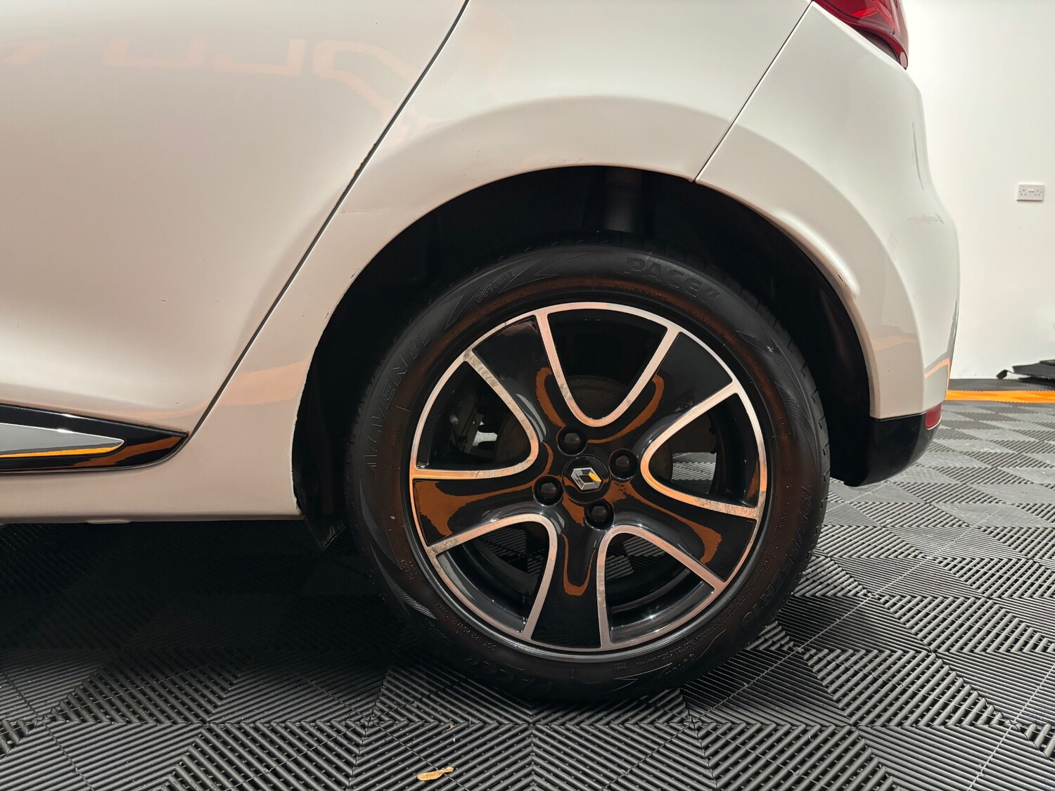 Used Renault Clio 2013 for sale - 77482650: Photo 35