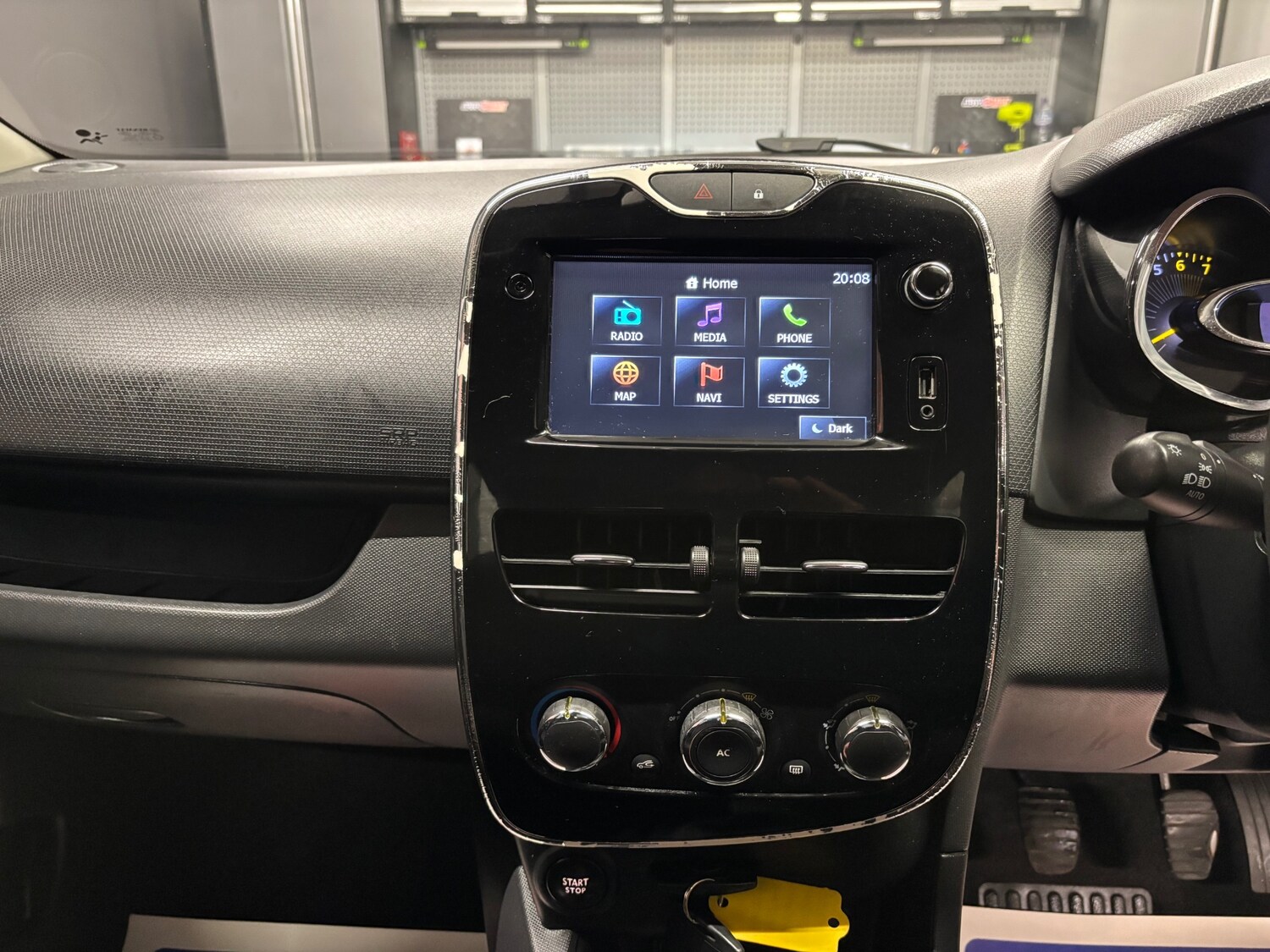 Used Renault Clio 2013 for sale - 77482650: Photo 42