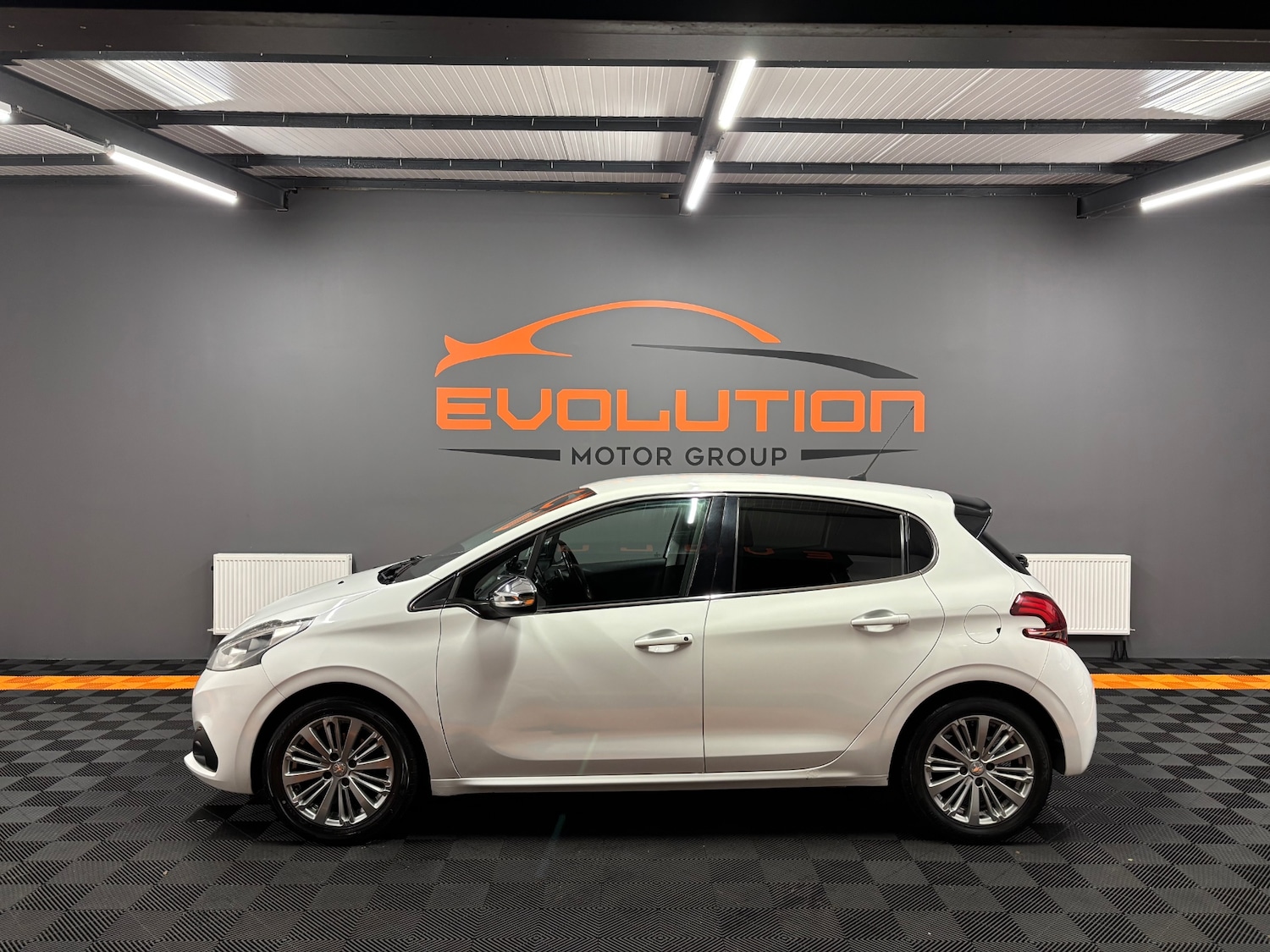 Used Peugeot 208 2015 for sale - 76381369: Photo 2