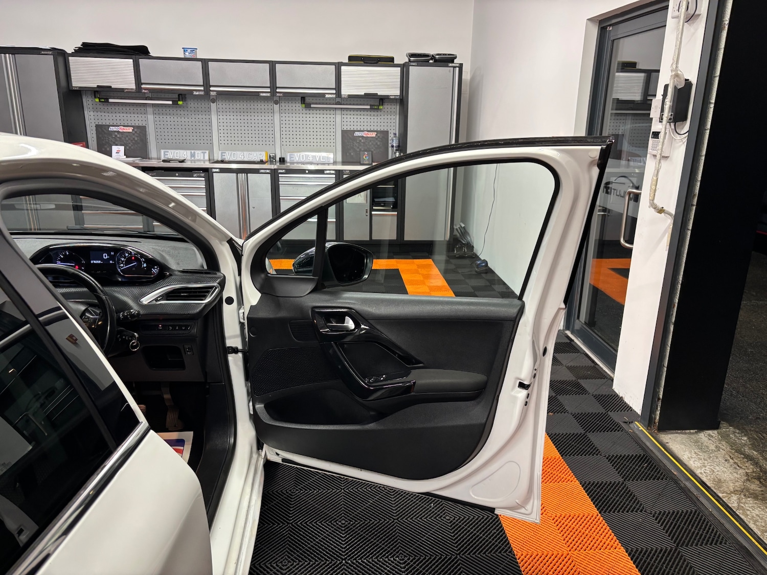 Used Peugeot 208 2015 for sale - 76381369: Photo 33