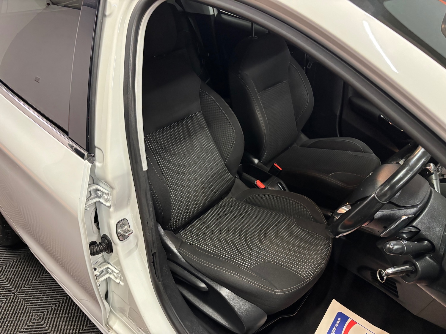 Used Peugeot 208 2015 for sale - 76381369: Photo 37