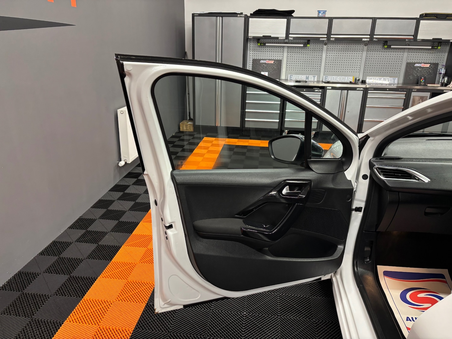 Used Peugeot 208 2015 for sale - 76381369: Photo 50