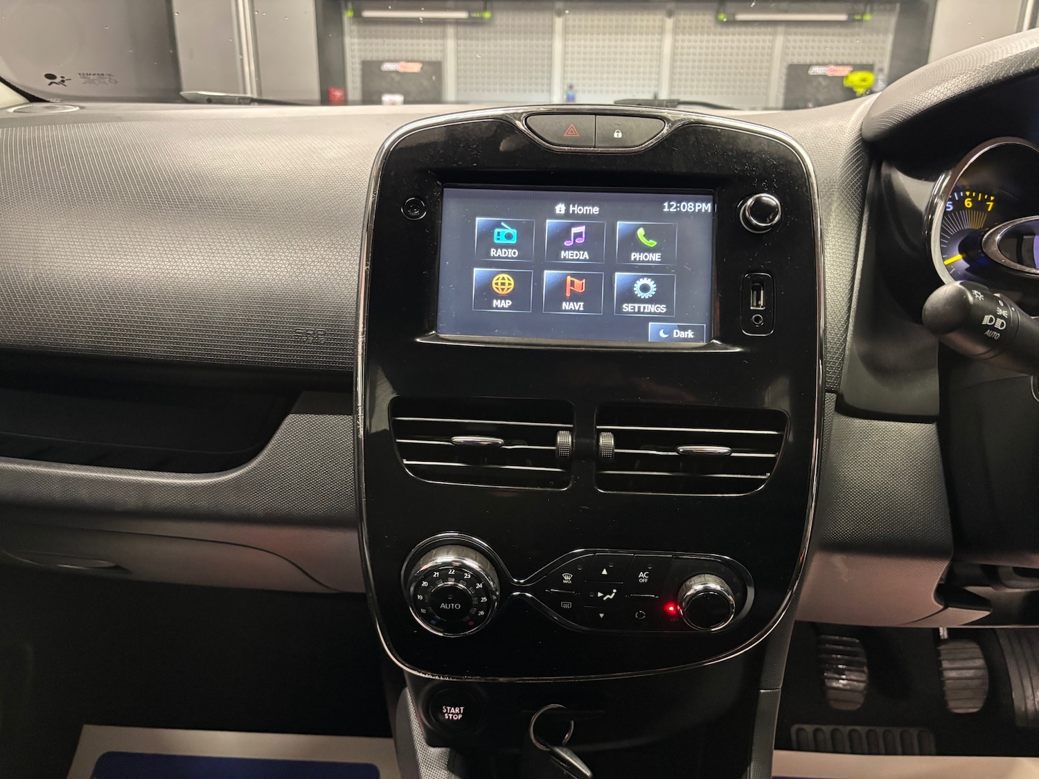 Used Renault Clio 2014 for sale - 77482232: Photo 59