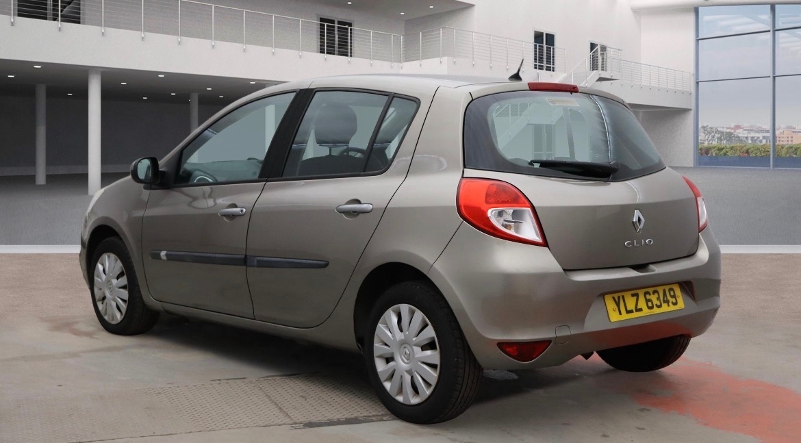 Used Renault Clio 2010 for sale - 77482247: Photo 2
