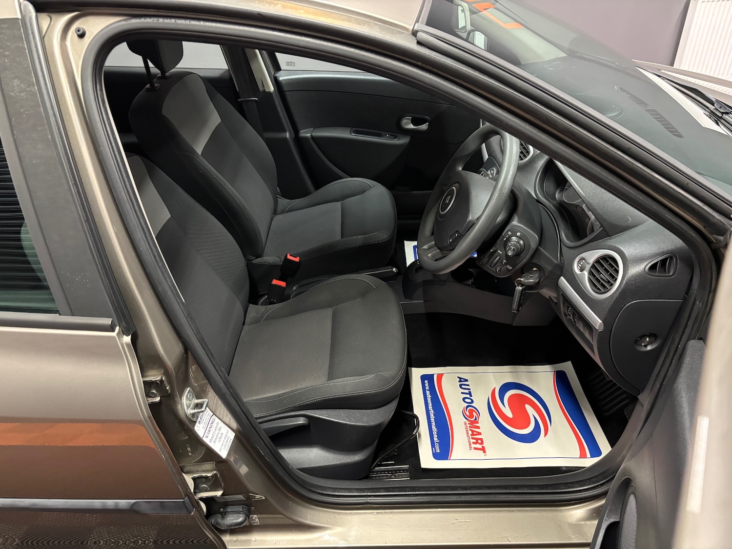 Used Renault Clio 2010 for sale - 77482247: Photo 38