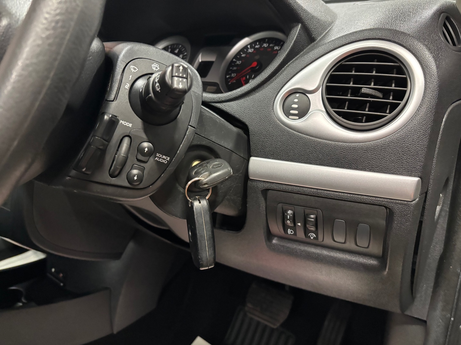 Used Renault Clio 2010 for sale - 77482247: Photo 41