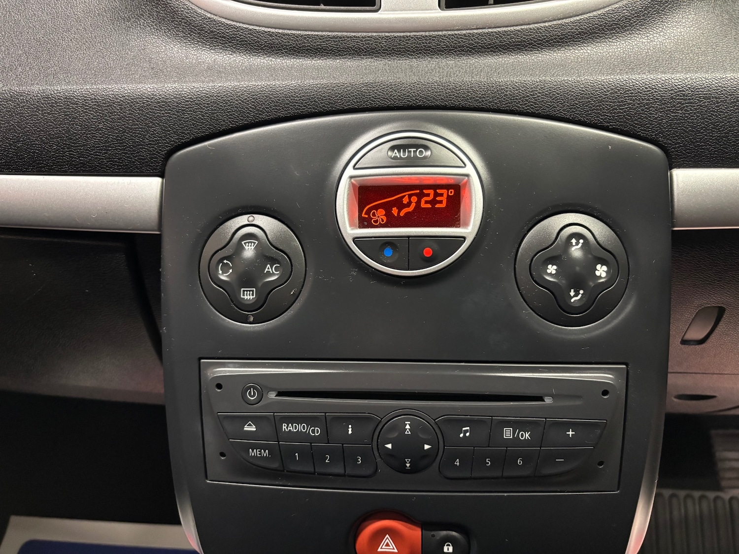 Used Renault Clio 2010 for sale - 77482247: Photo 48