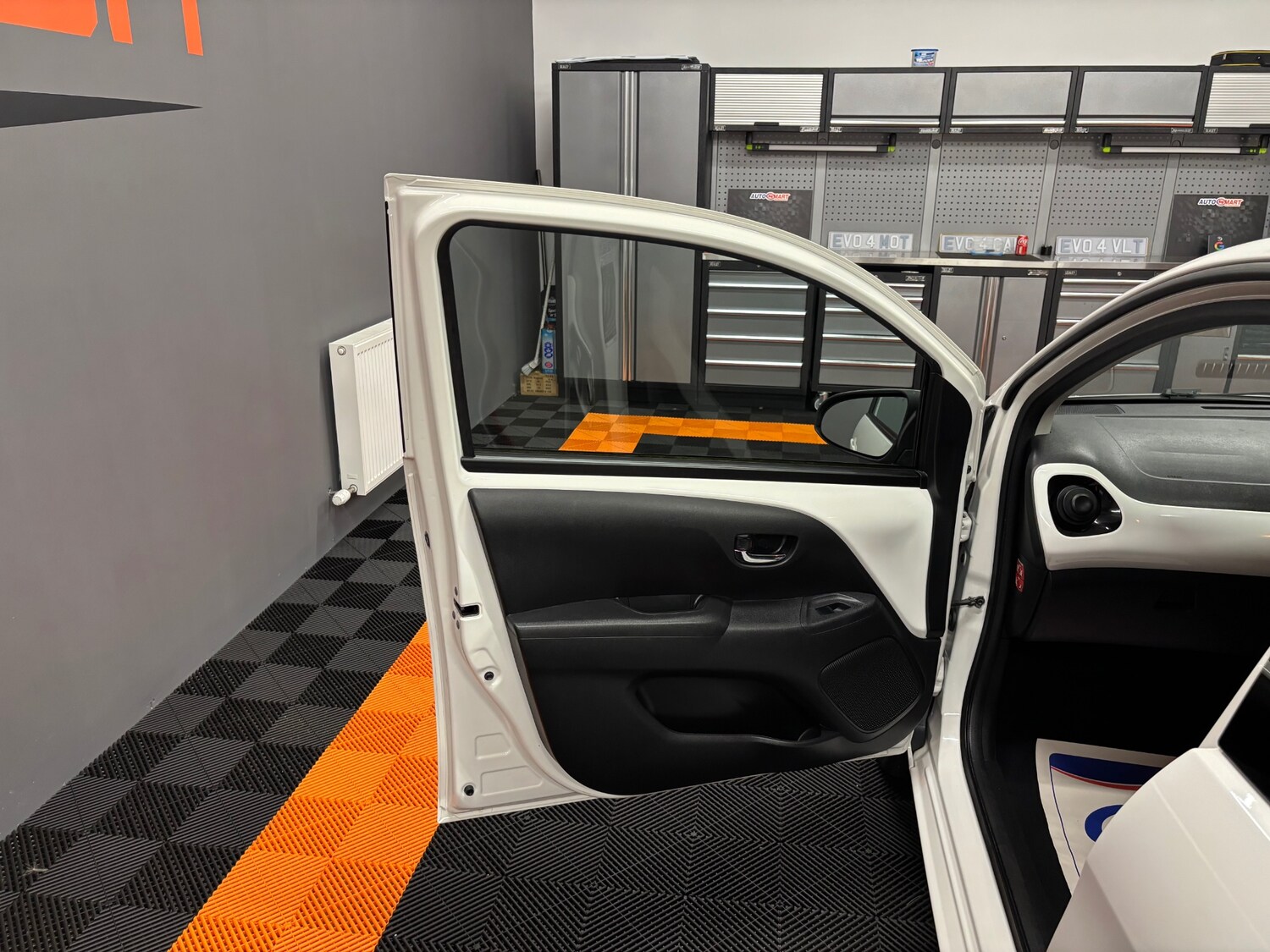 Used Toyota AYGO 2017 for sale - 75267820: Photo 60