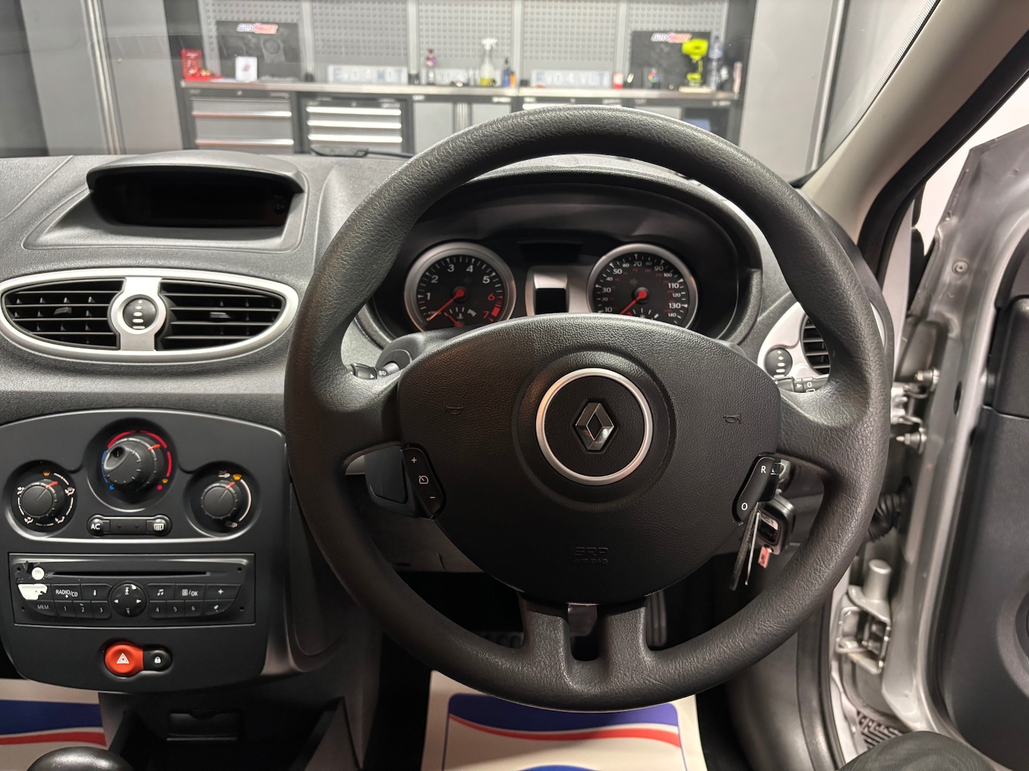 Used Renault Clio 2011 for sale - 77318402: Photo 39