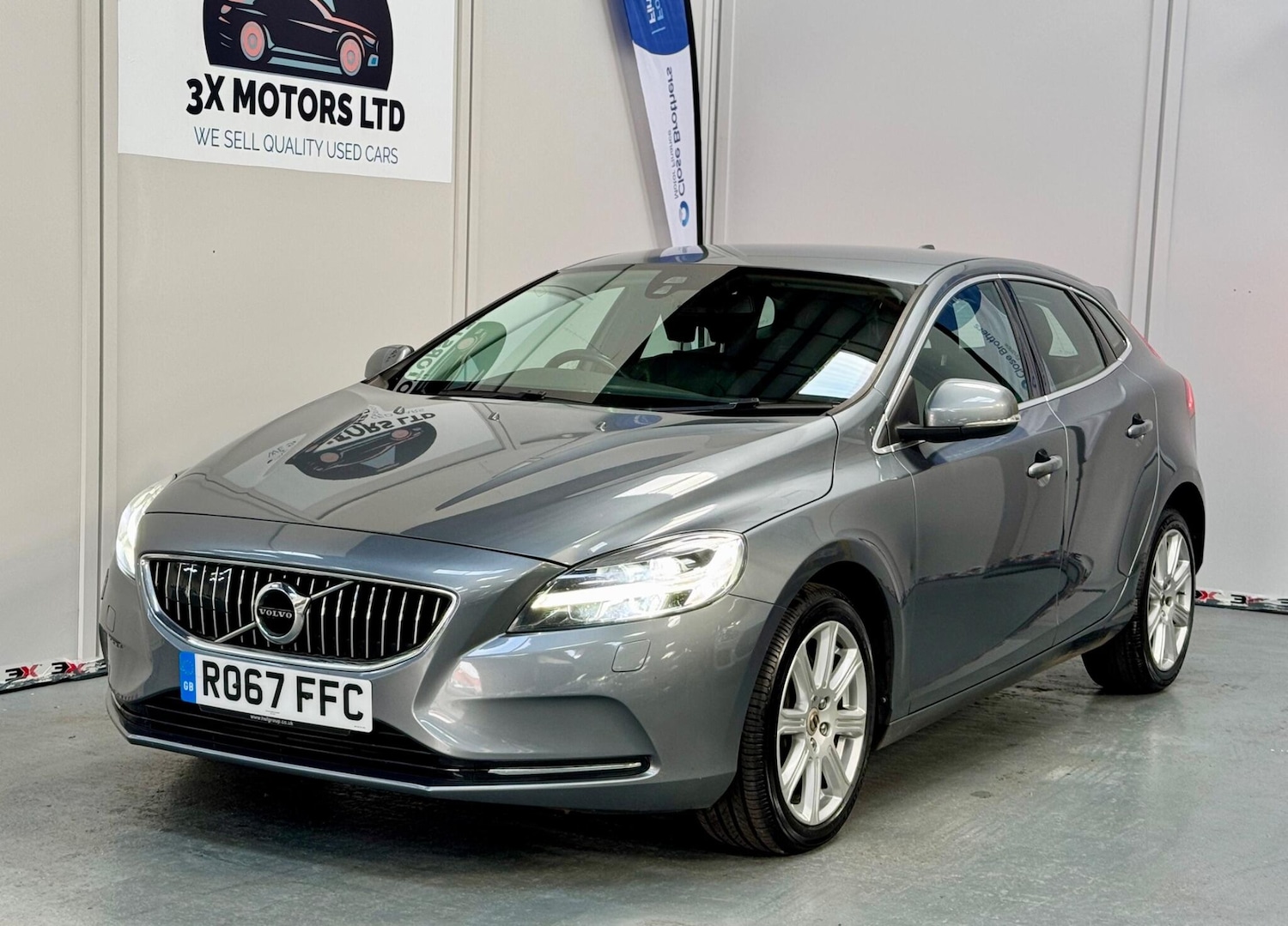 Used Volvo V40 2017 for sale - 76327305: Photo 1