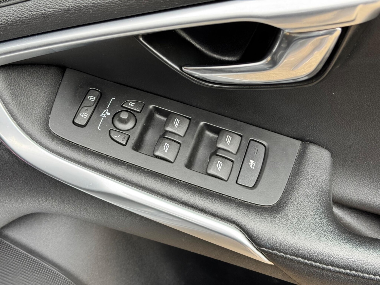 Used Volvo V40 2017 for sale - 76327305: Photo 39