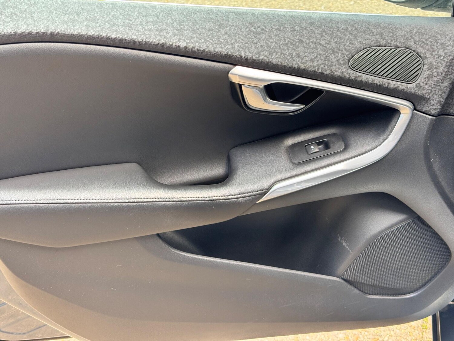 Used Volvo V40 2017 for sale - 76327305: Photo 40