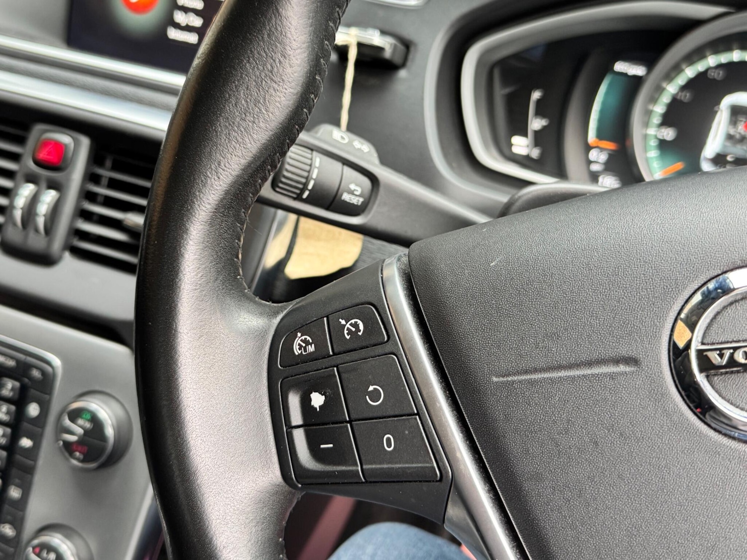 Used Volvo V40 2017 for sale - 76327305: Photo 48
