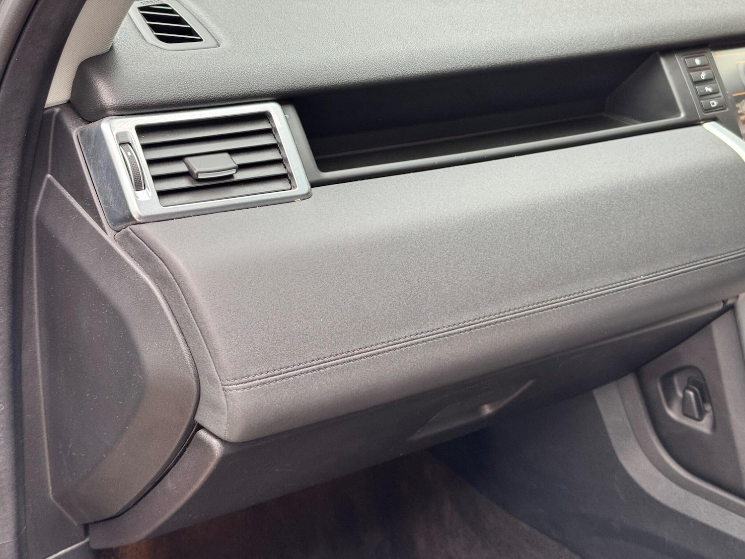 Used Land Rover Discovery Sport 2018 for sale - 76327198: Photo 31