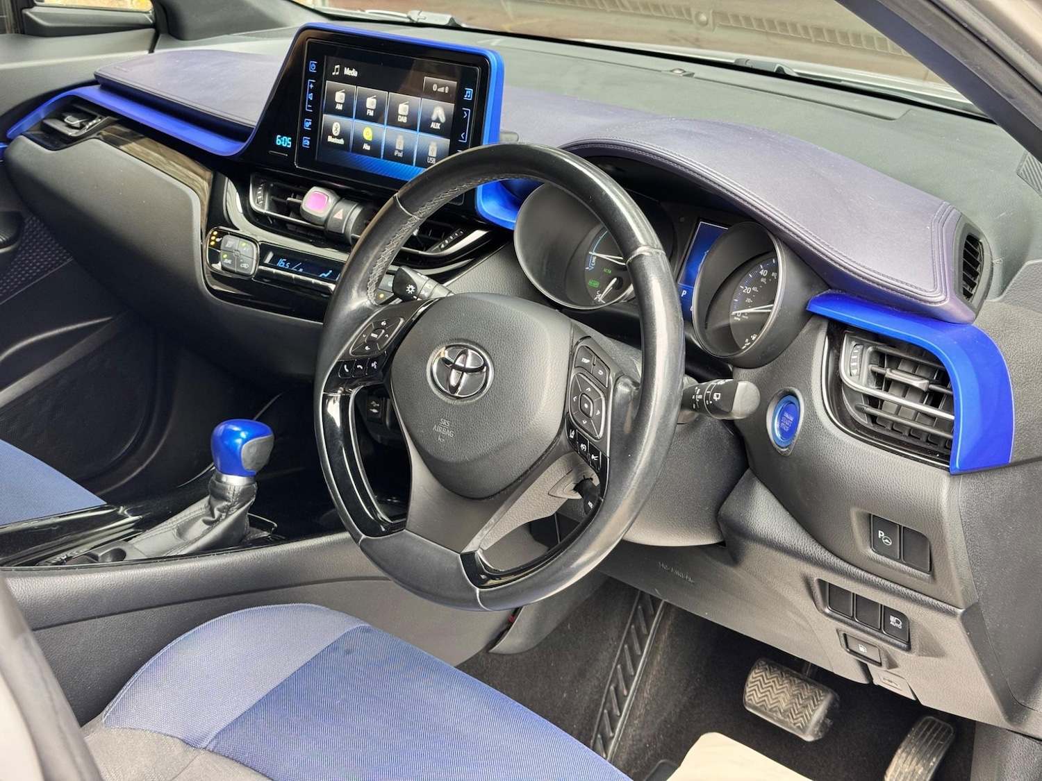 Used Toyota C-HR 2017 for sale - 76325999: Photo 2