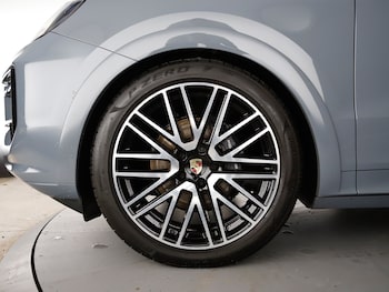 Used Porsche Cayenne 2024 for sale - 79045761: Photo