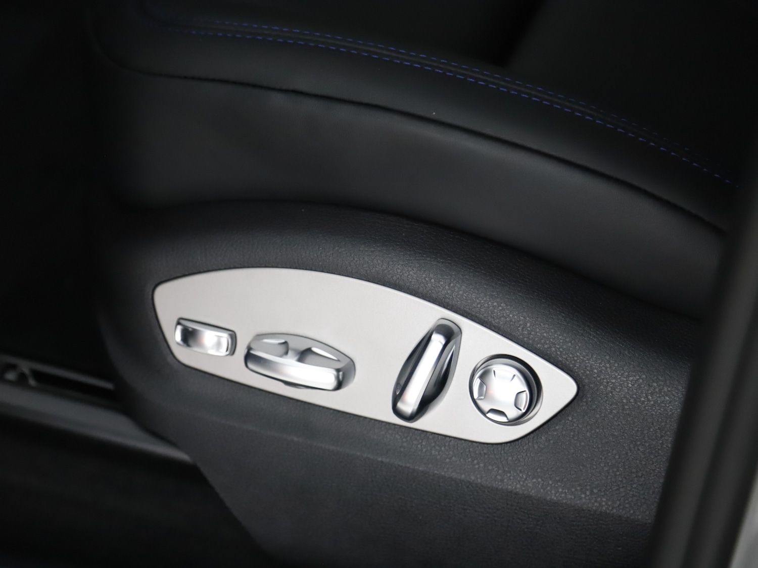 Used Porsche Macan 2025 for sale - 76416399: Photo 25