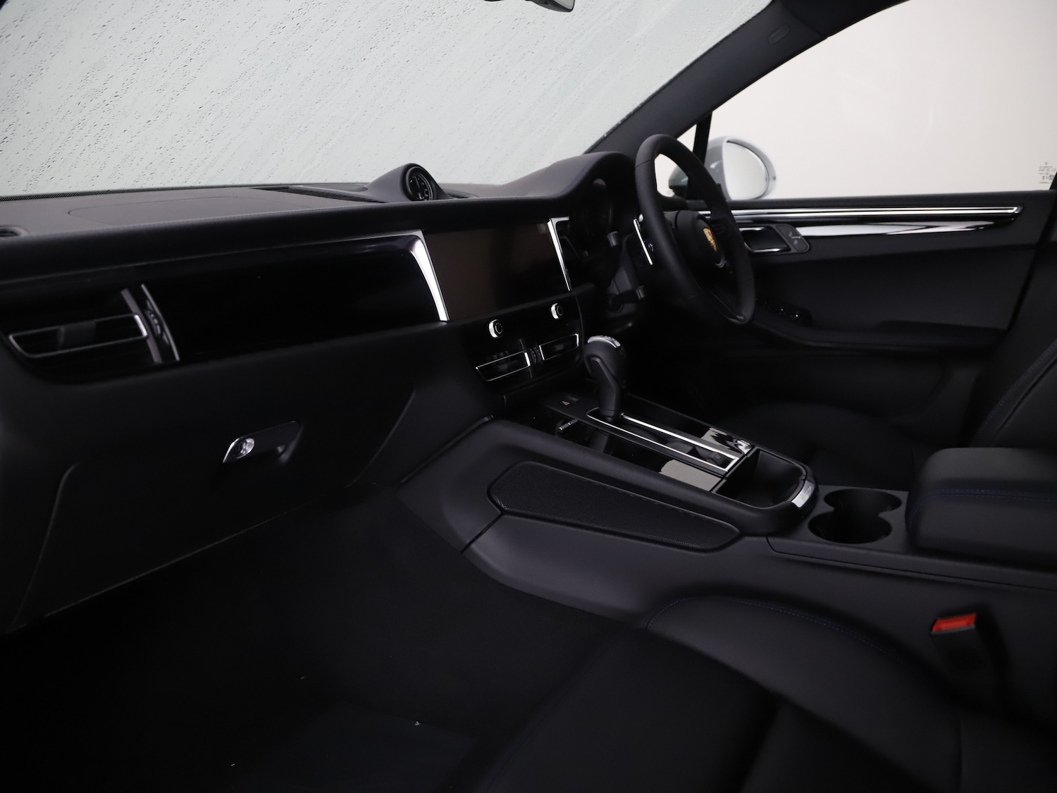 Used Porsche Macan 2025 for sale - 76416399: Photo 3